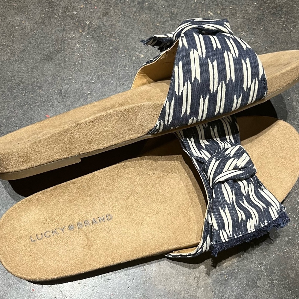 Lucky Brand Cotton Slip-on sandals
Size 9
Excellent condition - Picture 7 of 8